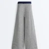 Weite Strickhose mit Diagonalstreifen Weite Strickhose mit Diagonalstreifen