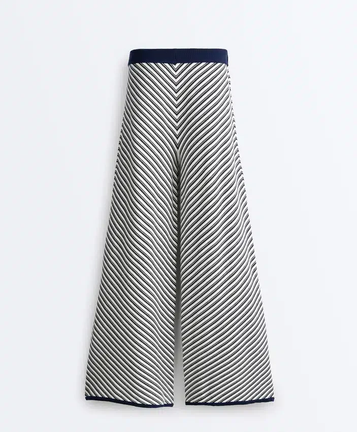 Weite Strickhose mit Diagonalstreifen Weite Strickhose mit Diagonalstreifen